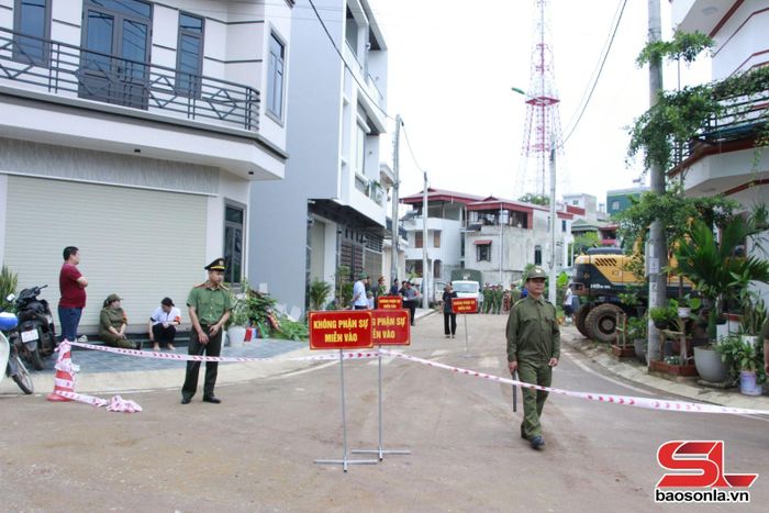Lực lượng tham gia bảo vệ ANTT ở cơ sở phường Chiềng Cơi phối hợp bảo vệ an toàn vụ cưỡng chế giải phóng mặt bằng trên địa bàn.