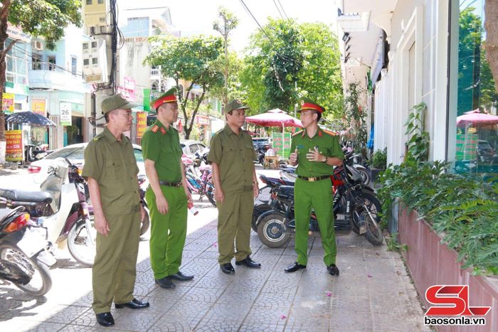 Công an phường Tô Hiệu cùng lực lượng bảo vệ ANTT ở cơ sở kiểm tra địa bàn. 