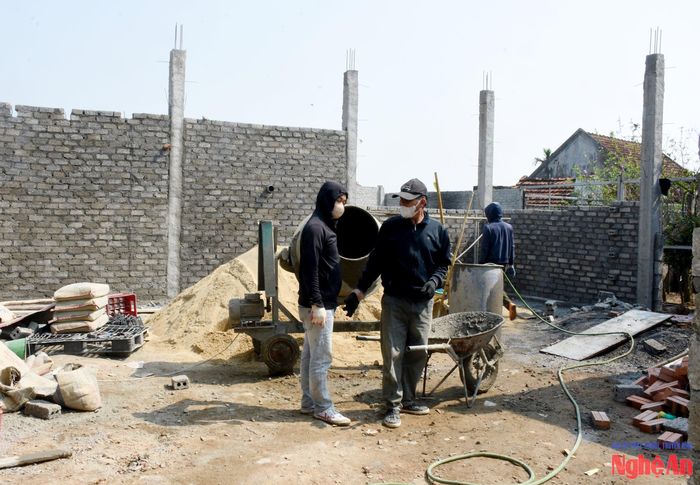 Nhiều ngôi nhà khang trang ở Giáo xứ Bến Đén, xã Đức Châu đang được xây dựng. Ảnh: Công Kiên