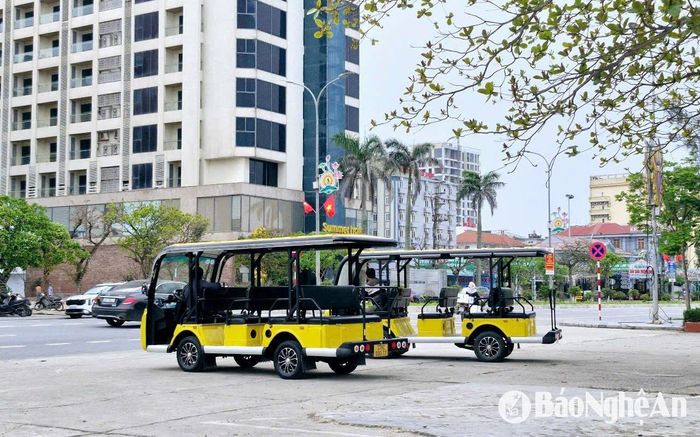 Dòng xe 4 bánh gắn động cơ điện phục vụ du lịch ở Cửa Lò được đầu tư mới có hình thức bắt mắt, thân thiện môi trường. Ảnh: Nhật Lân