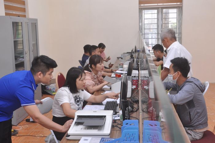 Không khí làm việc khẩn trương, nghiêm túc tại Trung tâm Phục vụ hành chính công xã Tiên Lữ
