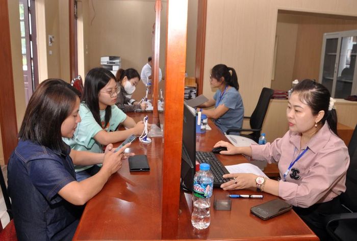 Người dân đến thực hiện thủ tục hành chính tại Trung tâm Phục vụ hành chính công phường Thanh Miếu