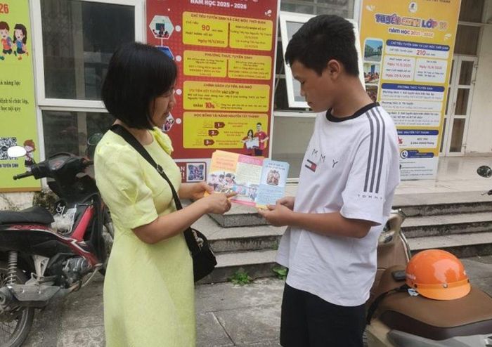 Phát tờ rơi truyền thông phòng, chống tác hại của thuốc lá. Ảnh: ST