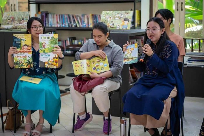 Tác giả Quỳnh Hương (ngoài cùng bên phải) giới thiệu sách tranh tới các em thiếu nhi