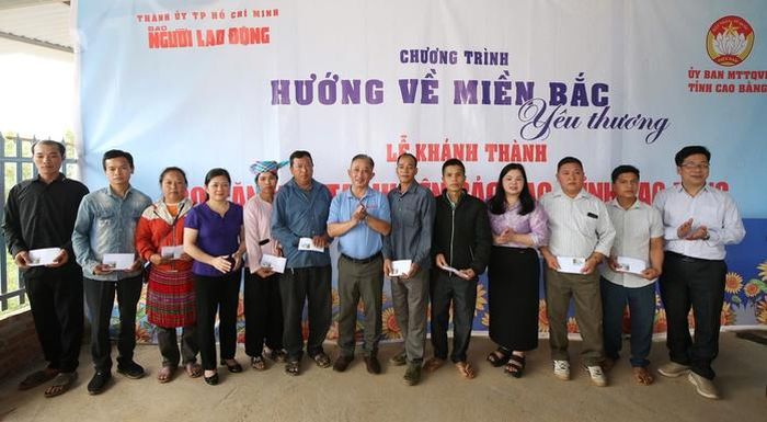 Báo Người Lao Động tặng quà cho người dân bị ảnh hưởng bởi bão lũ tại huyện Bảo Lạc, tỉnh Cao Bằng (cũ). Ảnh: HOÀNG TRIỀU