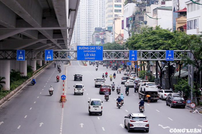 Tuy nhiên, thực tế lưu thông cho thấy việc nhiều xe máy vẫn tràn sang làn ô tô, trong khi ô tô len vào làn ngoài cùng vốn dành cho xe hai bánh.