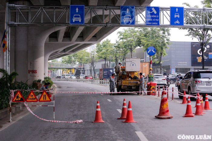 Chiều cùng ngày, công nhân đã hoàn tất việc lắp đặt biển báo, hoàn thiện hạ tầng chuẩn bị cho ngày đầu tổ chức phân làn cứng.