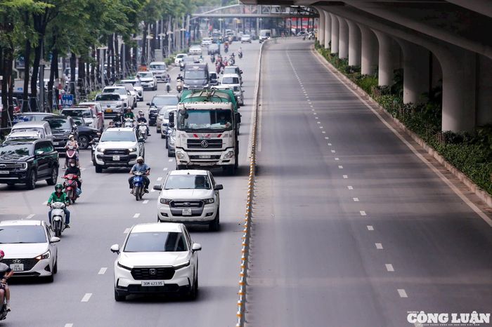 Đồng thời, toàn tuyến sẽ cấm dừng, đỗ xe và đặc biệt nghiêm cấm dừng đỗ trong phạm vi 50m quanh các nút giao.