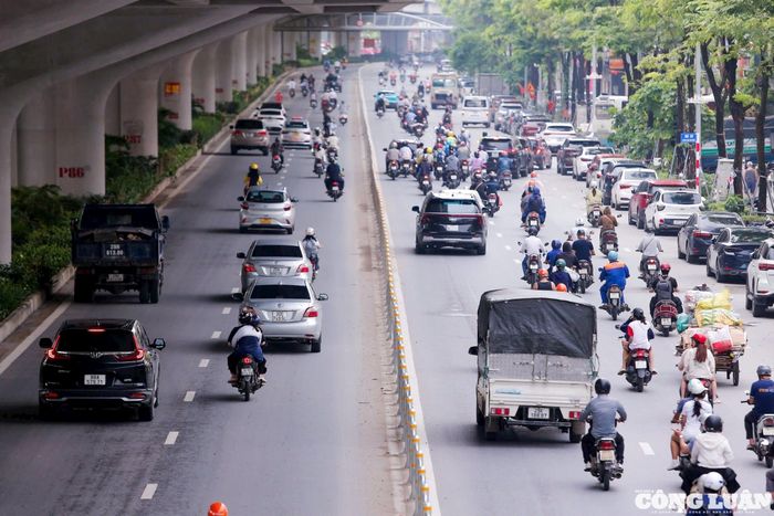 Tình trạng lấn làn, di chuyển hỗn hợp diễn ra phổ biến, đặc biệt vào khung giờ cao điểm.