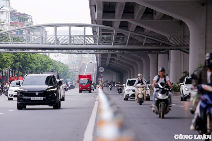 Cụ thể, hai làn sát dải phân cách giữa ở mỗi chiều đường sẽ dành riêng cho ô tô, các làn còn lại phía sát vỉa hè là làn hỗn hợp dành cho xe máy và các phương tiện khác.