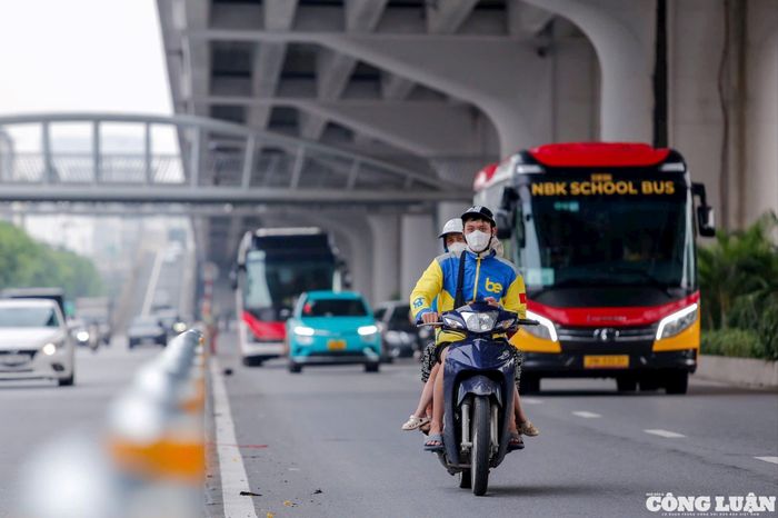 Hai nhóm làn đường sẽ được phân tách bằng dải phân cách cố định, chỉ cho phép chuyển làn tại các nút giao và điểm quay đầu được bố trí sẵn.