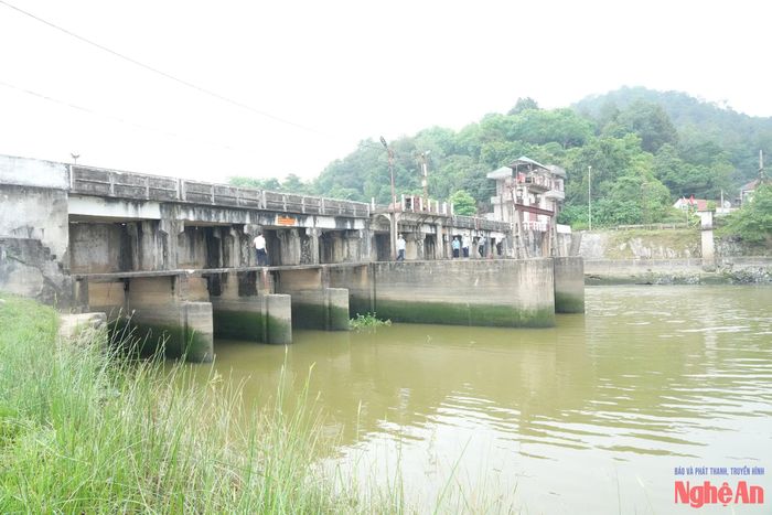 Công trình Bara Bến Thủy không chỉ là một công trình thủy lợi đơn thuần mà còn có giá trị lịch sử, văn hóa trên địa bàn. Ảnh: Tiến Đông