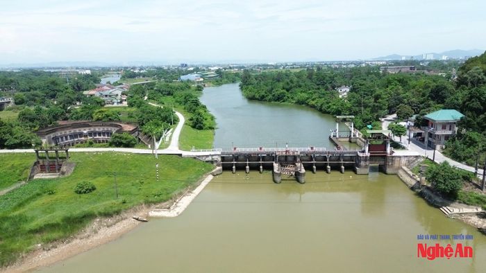 Cụm công trình Bara Bến Thủy nhìn từ trên cao. Ảnh: Tiến Đông