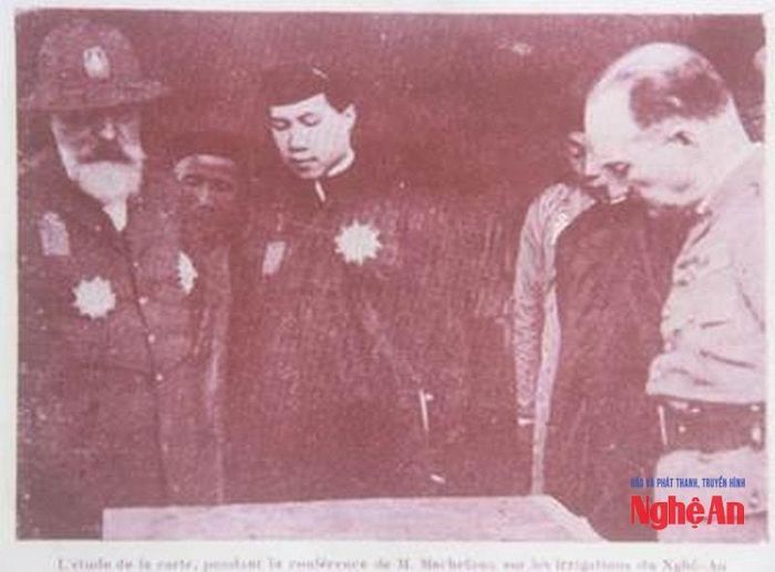 Vua Bảo Đại nghe giới thiệu về dự án trong chuyến thăm Nghệ An, tháng 11/1932. Ảnh: tư liệu Phạm Xuân Cần