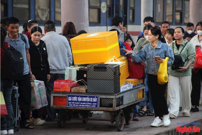 Lượng hành khách đi tàu tăng cao trong mùa du lịch, nhất là trong thời điểm sân bay Vinh đóng cửa. Ảnh: Quang An