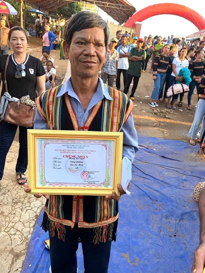 Ông Khơn cùng đội cồng chiêng xã Ia Krêl đạt giải Ba tại Liên hoan văn hóa cồng chiêng huyện Đức Cơ năm 2019