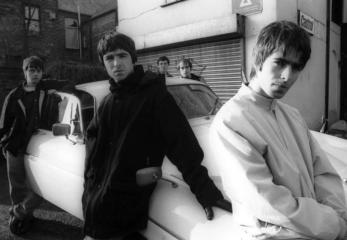 Hai anh em nhà Gallagher – Liam và Noel - cùng các thành viên ban nhạc Oasis