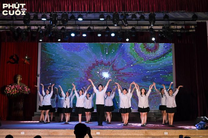 Đêm nhạc "Phút Cuối 2025" - Hồi ức sân ga khép lại hành trình tri ân khóa 41 bằng âm nhạc, kịch và cảm xúc chân thành.