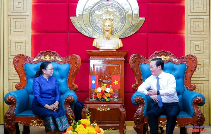 Bí thư Tỉnh ủy Nguyễn Đức Trung trân trọng cảm ơn và bày tỏ vui mừng được đón tiếp Đại sứ Khamphao Ernthavanh cùng các đồng chí trong đoàn đến thăm tỉnh Nghệ An - quê hương Chủ tịch Hồ Chí Minh kính yêu. Ảnh: Phạm Bằng