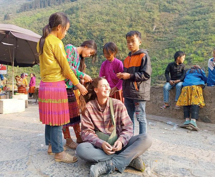 Trẻ em vùng cao mưu sinh tại các điểm du lịch.