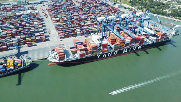 Bến cảng Lạch Huyện hiện là cảng container lớn nhất phía Bắc.
