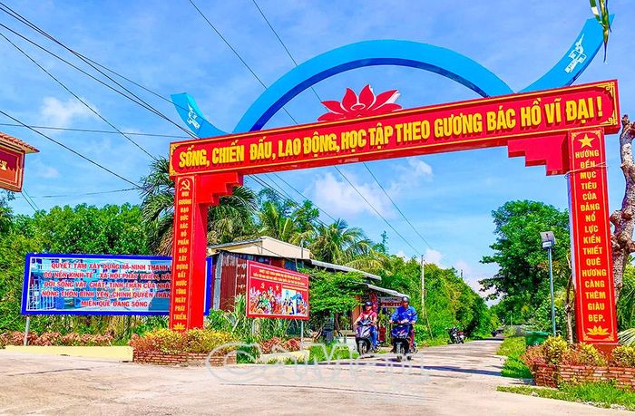 Lộ bê tông được đầu tư đồng bộ giúp đồng bào Khmer xã Ninh Thạnh Lợi đi lại thuận tiện.