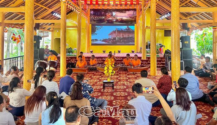 Du khách thưởng thức biểu diễn nghệ thuật tại chùa Xiêm Cán, phường Hiệp Thành.