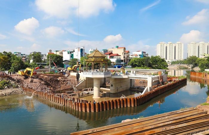 Đập dâng đầu tiên trên sông Tô Lịch khởi công từ giữa tháng 2/2025, tại khu vực hạ lưu sông, thuộc phường Thanh Liệt. Ảnh: Thành Phương - TTXVN