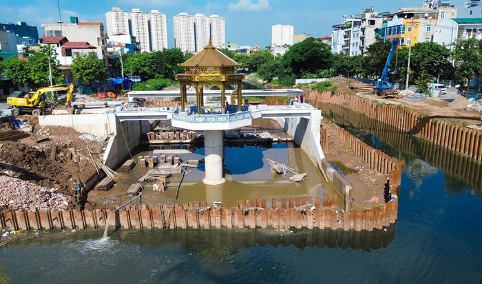 Đập dâng được kỳ vọng giúp cải thiện chất lượng nước trên sông Tô Lịch, giảm thiểu ô nhiễm. Ảnh: Thành Phương - TTXVN