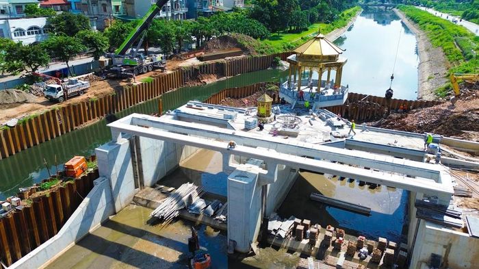 Nhà thầu đang thi công các hạng mục của đập dâng trên sông Tô Lịch. Ảnh: Thành Phương - TTXVN