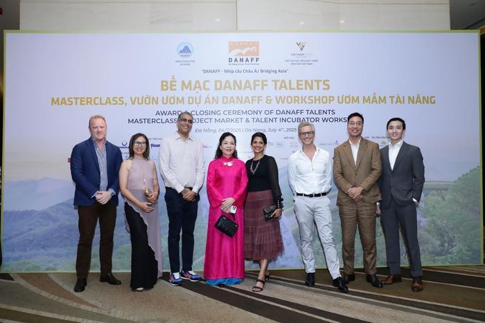 Bà Ngô Phương Lan (áo hồng) cùng các đại biểu tại lễ bế mạc DANAFF Talents. Ảnh: BTC