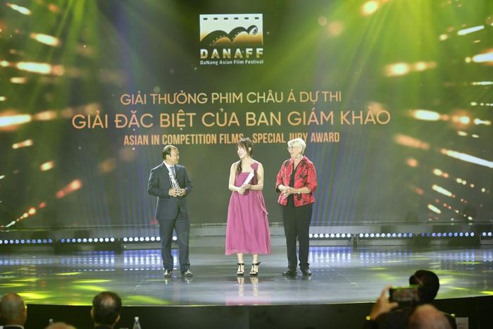 “Giải đặc biệt của Ban giám khảo” được trao cho phim “Trạng Quỳnh Nhí: Truyền thuyết về Kim Ngưu” tại Liên hoan phim châu Á Đà Nẵng (DANAFF) lần thứ Ba năm 2025. Ảnh: Khoa Chương - TTXVN