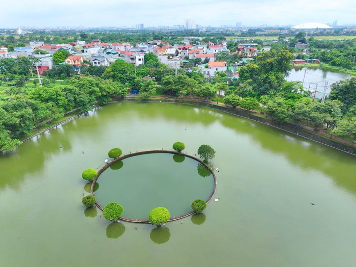 Truyền thuyết kể rằng, sau khi nước Âu Lạc bị mất vào tay quân Triệu Đà bởi sự phản bội của Trọng Thủy – người chồng mà công chúa Mỵ Châu hết mực tin yêu, vua An Dương Vương trong cơn tức giận tột cùng đã xuống tay trừng phạt con gái để dâng tế thần Kim Quy. Máu của Mỵ Châu rơi xuống giếng, hòa vào dòng nước, khiến nước trong giếng trở nên trong vắt và ánh lên sắc xanh ngọc bích lạ kỳ. Từ đó, nơi này được gọi là giếng Ngọc, biểu tượng thiêng liêng của tình yêu, sự phản bội và nỗi đau mất nước còn vang vọng đến muôn đời sau.