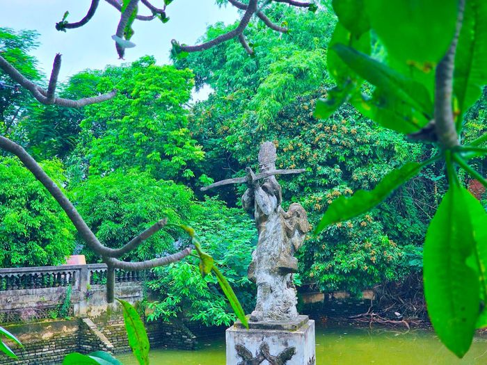 Tượng An Dương Vương cầm nỏ thần được dựng tại Giếng Ngọc.