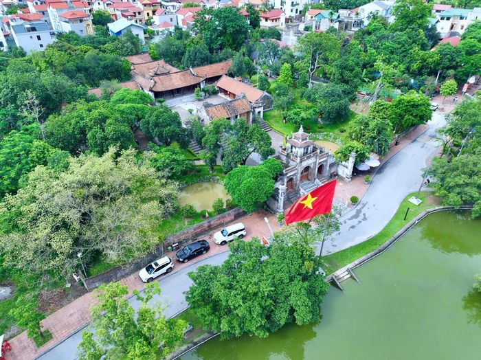 Tương truyền, nước ở giếng Ngọc này khi đem rửa ngọc trai thì ngọc trai sáng đẹp lạ thường. Màu nước trong giếng xanh ngọc, hòa mình với màu nước hồ trong xanh và cây cối mát mẻ tạo nên một không gian yên bình.