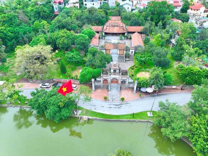 Về vị trí địa lý, giếng Ngọc nằm ở khu vực vòng thành trong của Cổ Loa, gần đền Thượng - nơi thờ vua An Dương Vương. Giếng có hình dáng tròn, nước giếng trong xanh quanh năm. Ngày nay, giếng Ngọc là một di tích lịch sử, một địa điểm linh thiêng. Đặc biệt đền Thượng được xây dựng năm 1687, đời vua Lê Hy Tông, sửa lại năm 1689, thường gọi là đền Thượng. Cổng chính của đền còn lưu giữ được gần như toàn bộ những nét kiến trúc xưa.