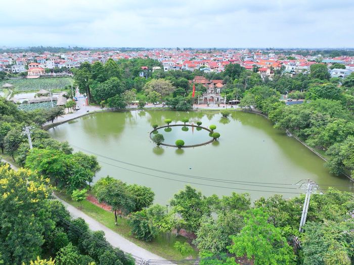 Giếng Ngọc là di tích gắn liền với truyền thuyết bi thương về công chúa Mỵ Châu và vua cha An Dương Vương – một câu chuyện đầy nước mắt, phản ánh nỗi đau mất nước cùng bài học sâu sắc về lòng tin, chữ hiếu và sự trung nghĩa trong lịch sử dân tộc.