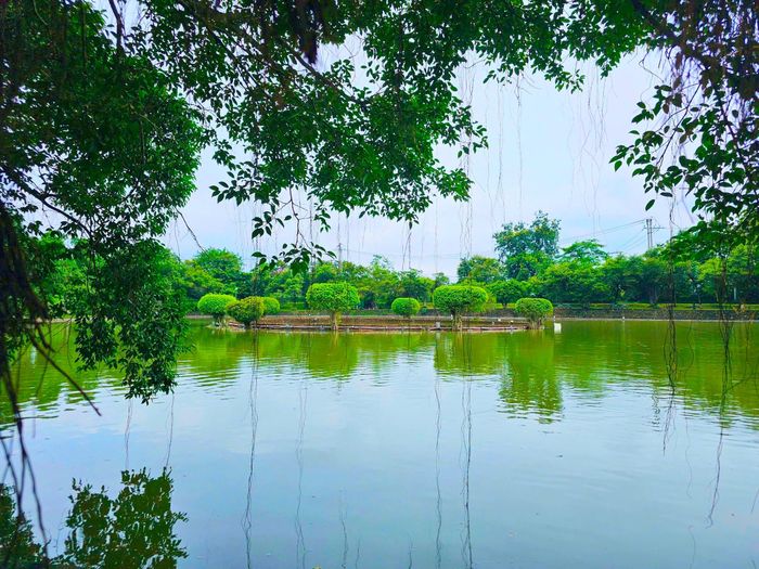 Giếng có chiều sâu khoảng hơn 3m. Giếng quanh năm có đầy nước và nguồn nước vô cùng mát. Quanh miệng giếng Ngọc được kè đá ong. Nhiều cây sanh lớn trồng ở ngay cạnh giếng Ngọc.