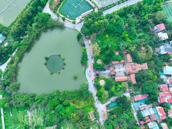 Hình ảnh giếng Ngọc từ trên cao, một di tích đặc sắc mang đậm dấu ấn lịch sử và truyền thuyết tại Khu di tích Thành Cổ Loa, Đông Anh, Hà Nội.