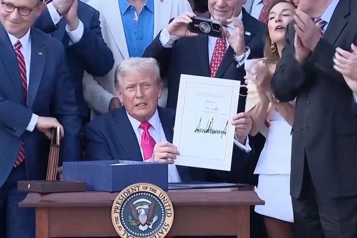 Ông Trump ký thông qua dự luật. Ảnh: Reuters video