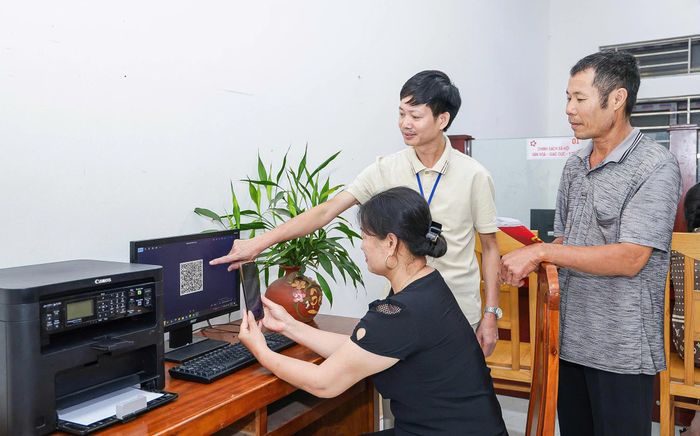 Hướng dẫn người dân quét mã QR để tra cứu thông tin thủ tục hành chính. Ảnh: Dương Chung