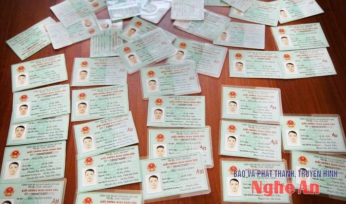 Các giấy chứng minh nhân dân giả (tang vật một vụ án). Ảnh tư liệu: Hồ Hưng