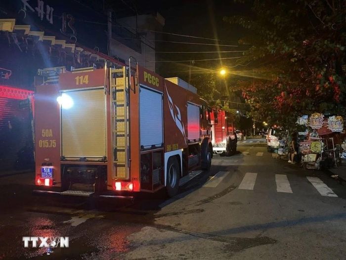  Cảnh sát điều động nhiều phương tiện chuyên dụng đến dập lửa. Ảnh: TTXVN. 