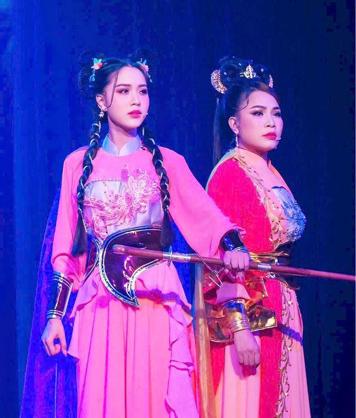 Biện Thuy (trái) trong vở “Gánh cỏ sông Hàn”