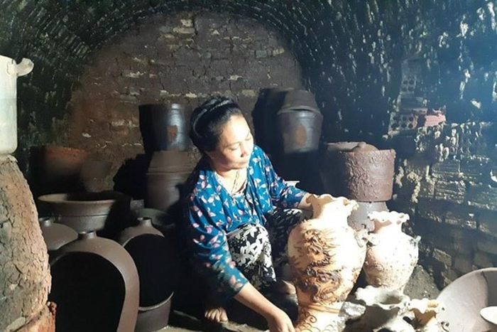 Đề tài thường thấy trong đồ gốm Mỹ Thiện là hình rồng năm móng đắp nổi theo phong cách thời Lý. Ảnh: TL