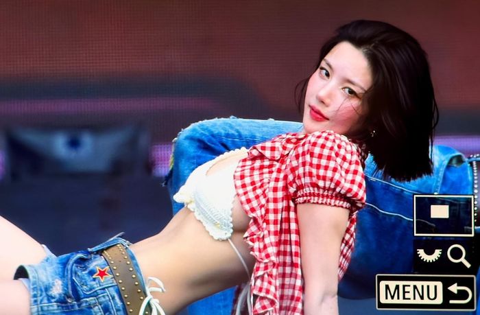  Năm nay, Waterbomb Festival - Seoul được tổ chức trong 3 ngày 4-6/7, Kwon Eun Bi xuất hiện ở ngày cuối cùng giống như át chủ bài và ngay lập tức trở thành tâm điểm chú ý của giới truyền thông. Cô thể hiện các ca khúc Door, Hello Stranger, Crazy In Love (Beyonce) và Rumor cùng Lee Si An.