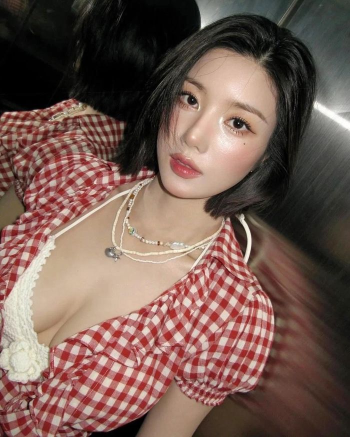  Nữ ca sĩ tiết lộ bản thân đã làm việc chăm chỉ để tạo ra màn trình diễn chu đáo, phù hợp với không khí lễ hội tràn đầy năng lượng và vui vẻ. "Tôi thực sự hạnh phúc trong những ngày này. Tôi cảm thấy mùa hè và mình hợp nhau", Kwon Eun Bi chia sẻ. Sau đó, nữ nghệ sĩ còn nhận được hợp đồng quảng cáo của thương hiệu đồ nội y nổi tiếng thế giới.