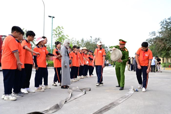 Công an TP Hải Phòng tuyên truyền, phổ biến kiến thức về phòng cháy chữa cháy.