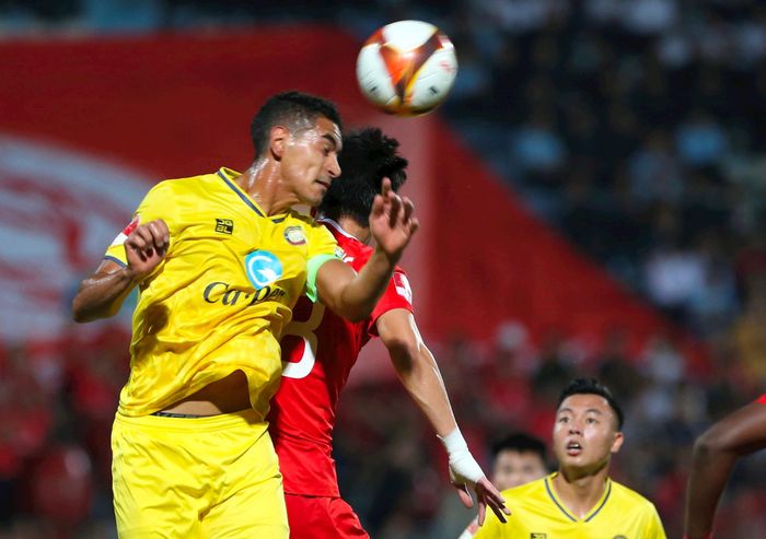 Gustavo Sant’Ana Santos sẽ giúp gia cố hàng phòng ngự của Sông Lam Nghệ An. Ảnh tư liệu: VPF