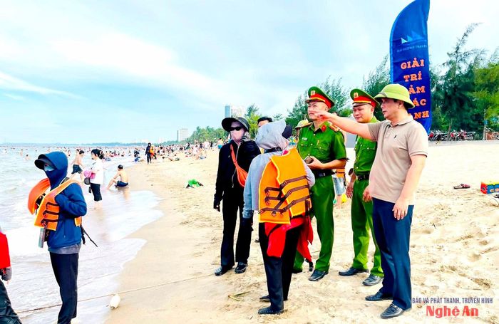Chính quyền phường Cửa Lò kiểm tra, rà soát hoạt động của mô tô nước. Ảnh: P.V
